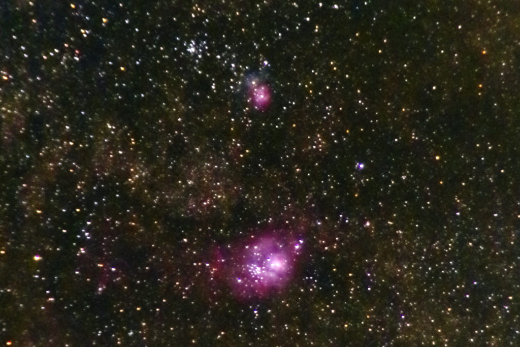 tamron18-200mmズームレンズとpentax-kpで撮影したM8（干潟星雲）とM20の天体写真です。ISO51200/露出15秒を14枚加算平均コンポジットしました。