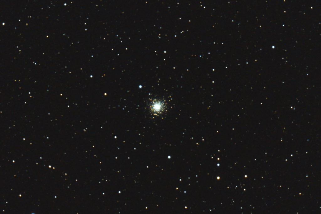 2017年04月24日02時37分57秒から15.2cmF5の反射望遠鏡ミードLXD55とキャノンの一眼レフカメラEOS KISS x7iでISO25600/露出20秒で撮影して10枚を加算平均コンポジットしたフルサイズ換算約2365mmのM80のメシエ天体写真です。