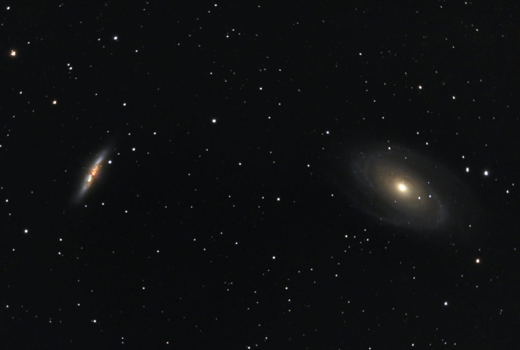 2018年03月17日23時14分21秒からミードの口径15.2cmF5の反射望遠鏡LXD-55とリコーの一眼レフカメラPENTAX-KPでISO25600/露出30秒で撮影して101枚を加算平均コンポジットしたフルサイズ換算約1995mmのM81とM82（葉巻銀河）のメシエ天体写真です。