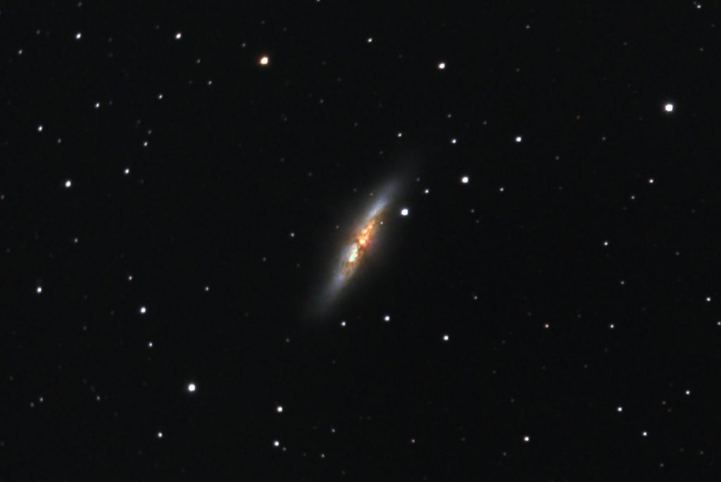 2018年03月17日23時14分21秒からミードの口径15.2cmF5の反射望遠鏡LXD-55とリコーの一眼レフカメラPENTAX-KPでISO25600/露出30秒で撮影して101枚を加算平均コンポジットしたフルサイズ換算約3581mmのM82（葉巻銀河）のメシエ天体写真です。