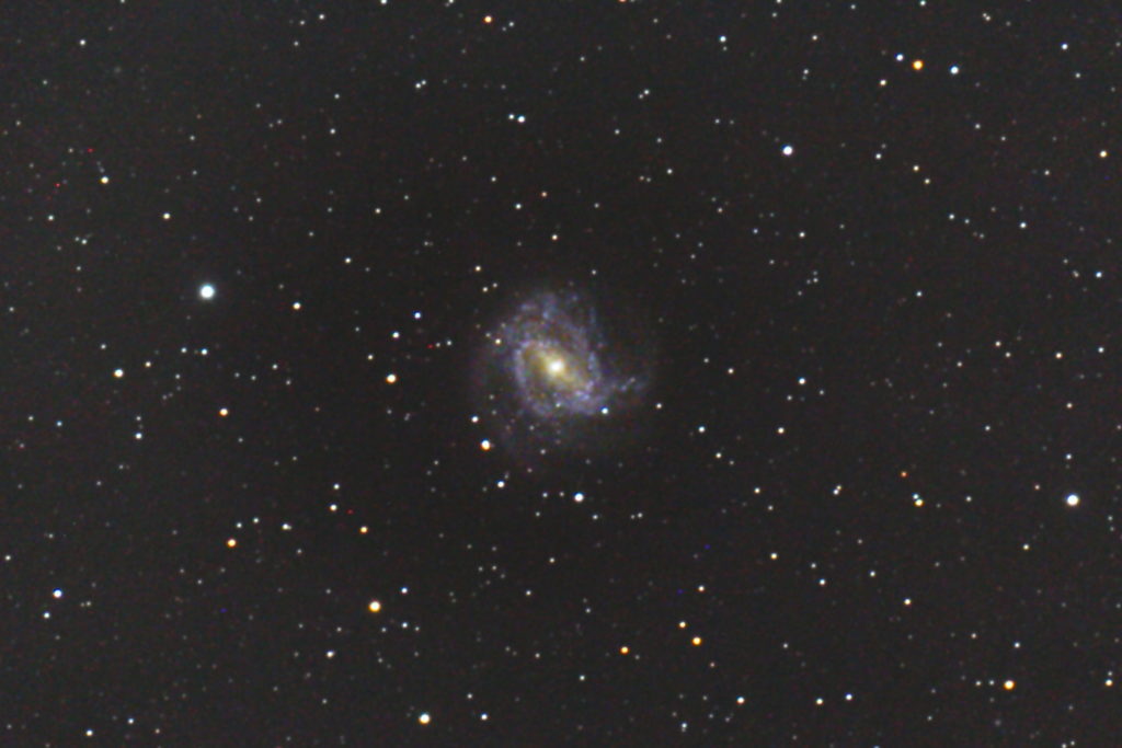 この天体写真は2013年05月08日に撮影した「うみへび座」にある南の回転花火銀河（M83/メシエ83）と言う棒渦巻銀河です。焦点距離は2389mm。