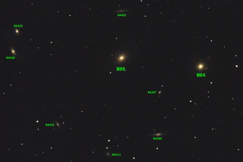 この天体写真は2017年01月04日に撮影した「おとめ座」にあるマルカリアンの鎖（おとめ座銀河団）と言う銀河団です。中央にM86、右にM84と言うメシエ天体があります。焦点距離は4270mm。