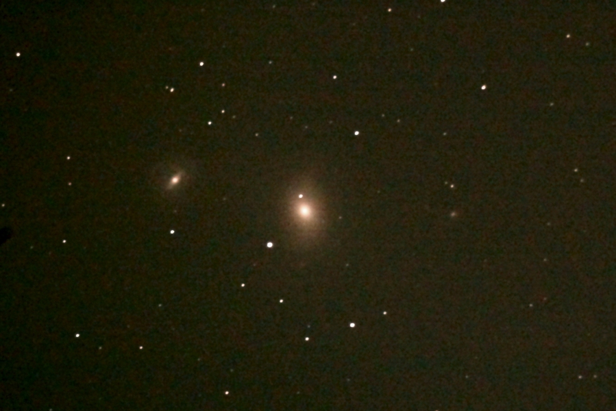 この天体写真は2017年05月01日に撮影した「かみのけ座」にあるM85（メシエ85）と言うレンズ状銀河です。左側の銀河はNGC4394です。焦点距離は4015mm。
