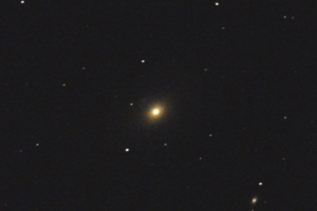 2017年01月04日04時36分24秒からミードの口径15.2cm/F5の反射望遠鏡LXD55とキャノンの一眼レフカメラEOS KISS x7iでISO6400/露出30秒で撮影して10枚を加算平均コンポジットしたフルサイズ換算約4684mmのM86のメシエ天体写真です。