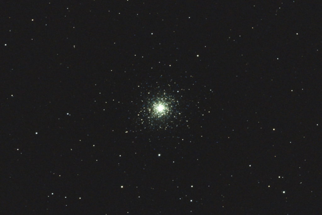この天体写真は2017年8月30日に撮影した「ヘルクレス座」にあるM92（メシエ92）と言う渦巻銀河です。焦点距離は3557mm。