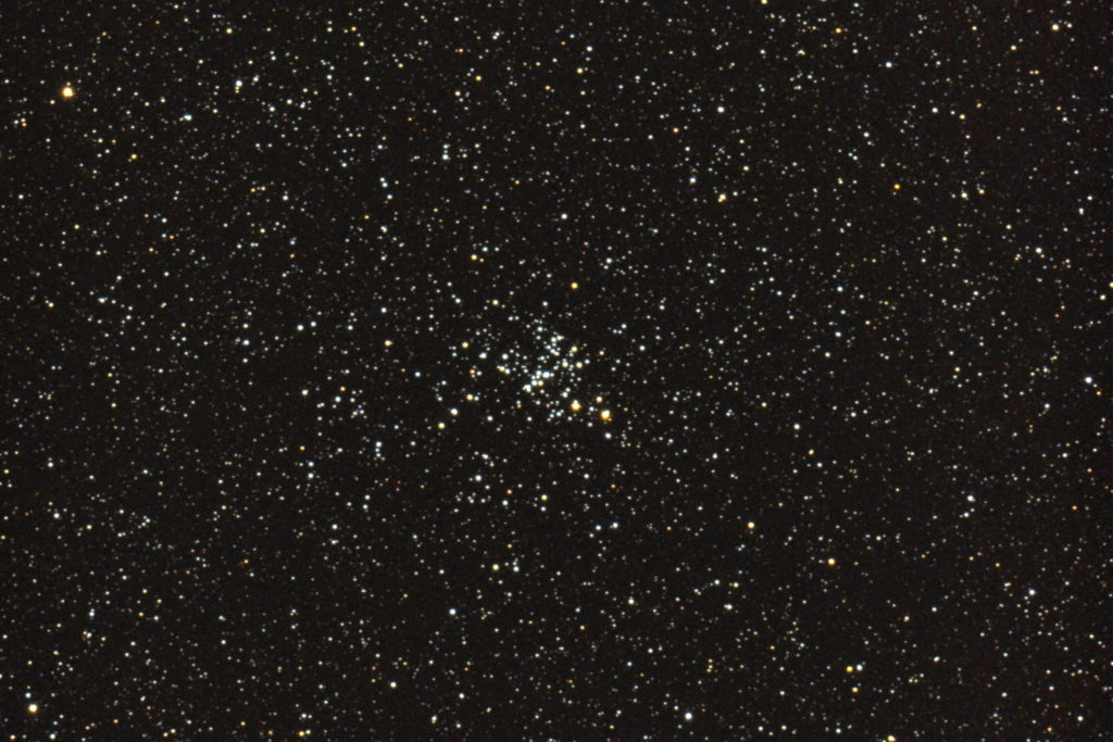 この天体写真は2017年10月27日に撮影した「とも座」にあるM93（メシエ93）と言う散開星団です。焦点距離は2032mm。