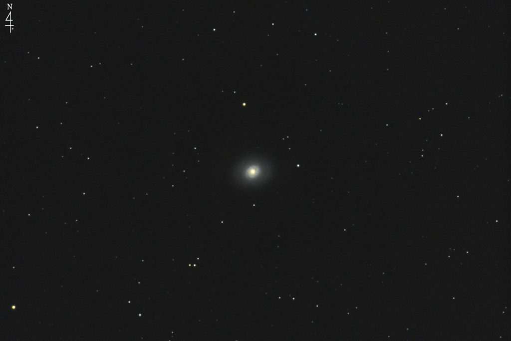 この天体写真は2017年01月04日に撮影した「りょうけん座」にあるキャッツアイ銀河（M94/メシエ94）と言う渦巻銀河です。焦点距離は1830mm。