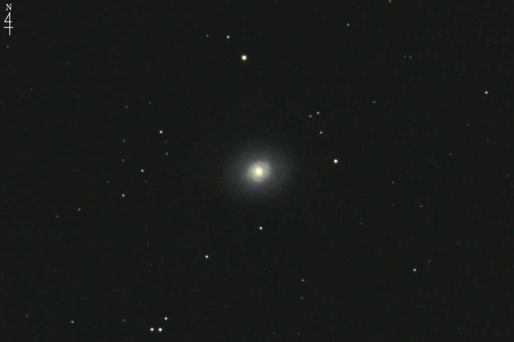 この天体写真は2017年01月04日に撮影した「りょうけん座」にあるキャッツアイ銀河（M94/メシエ94）と言う渦巻銀河です。焦点距離は3084mm。