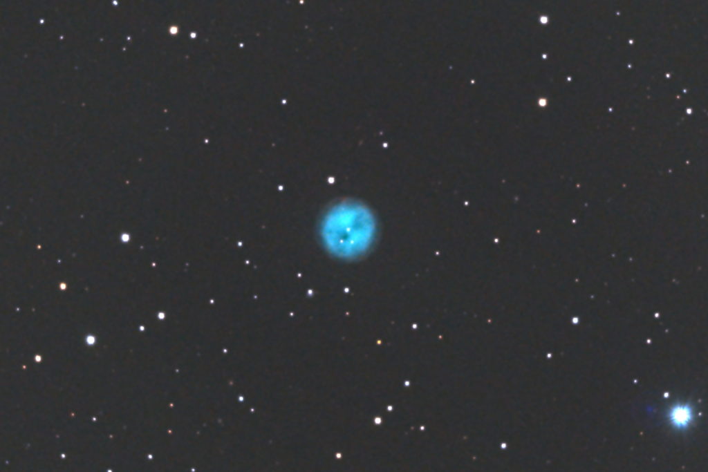 2018年03月17日21時43分37秒からミードの口径15.2cmF5の反射望遠鏡LXD-55とリコーの一眼レフカメラPENTAX-KPでISO25600/露出30秒で撮影して91枚を加算平均コンポジットしたフルサイズ換算約3399mmのM97（ふくろう星雲）のメシエ天体写真です。