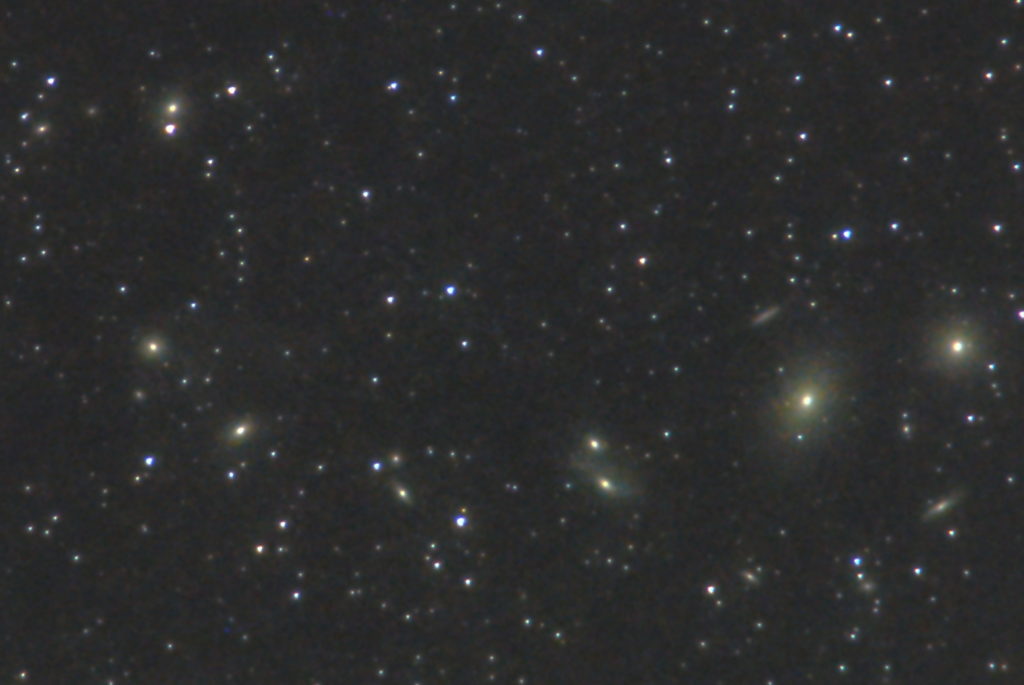 この天体写真は2019年05月03日に撮影した「しし座」～「おとめ座」にあるマルカリアンの鎖（マルカリアンチェーン）です。焦点距離は1156mm。