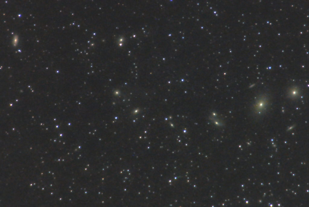 この天体写真は2019年05月03日に撮影した「しし座」～「おとめ座」にあるマルカリアンの鎖（マルカリアンチェーン）です。焦点距離は845mm。