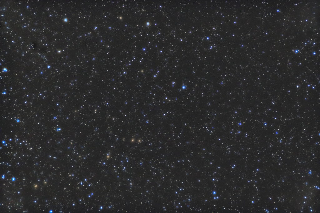 この銀河団の天体写真は2019年05月07日21時48分05秒から撮影した「おとめ座」にある「おとめ座銀河団」です。使用機材はタムロンのズームレンズ「AF18-200mm F3.5-6.3 XR DiII」と一眼レフカメラのリコー「PENTAX KP」。ISO12800/F5.6/露出1分/52枚加算平均コンポジット。焦点距離はフルサイズ換算約142mmです。 この天体写真は2019年05月07日に撮影した「おとめ座」と「しし座」の境界線付近にある「おとめ座銀河団」です。焦点距離は142mm。