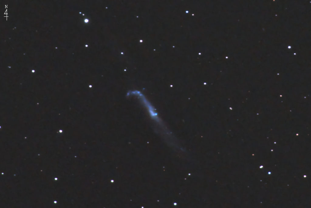 この天体写真は2022年04月04日に撮影した「りょうけん座」にあるホッケースティック銀河（NGC4656＋NGC4657）と言う棒渦巻銀河です。焦点距離は3553mm。
