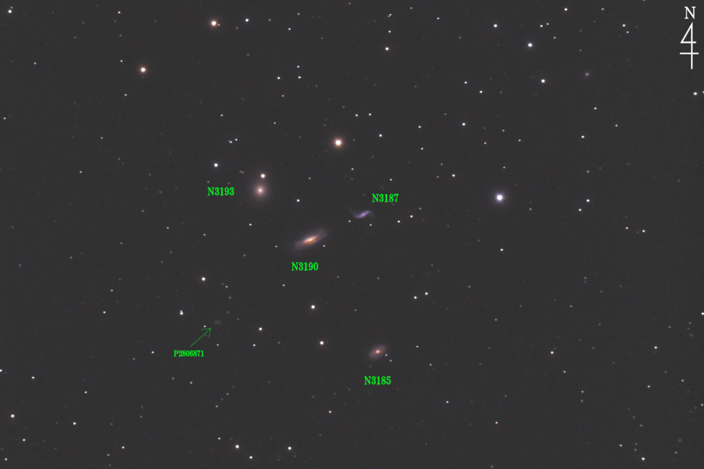 この銀河群の天体写真は2020年04月25日19時47分40秒から撮影した「しし座」にあるヒクソンコンパクト銀河群44（HCG44）と言う天体です。 NGC3190（渦巻銀河）/NGC3187（棒状渦巻銀河）/NGC3193（楕円銀河）/NGC3185（渦巻銀河）の4つの銀河から構成されています。 使用機材はミード「LXD-55」（口径15cm/F5/シュミットニュートン式反射望遠鏡）と一眼レフカメラのリコー「PENTAX KP」及びKenko「スターリーナイトフィルター」。ISO25600/F5/露出30秒/84枚加算平均コンポジット。焦点距離はフルサイズ換算約2105mmです。