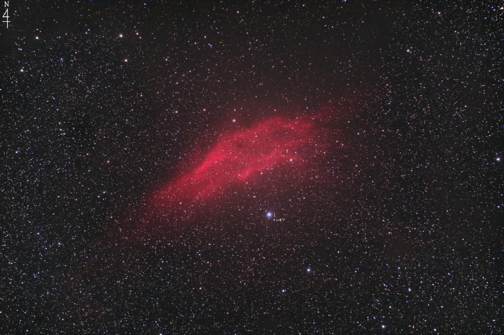 この天体写真は2020年10月21日に撮影したペルセウス座にあるカリフォルニア星雲（NGC1499/Sh2-220）と言う散開星団です。焦点距離は321mm。