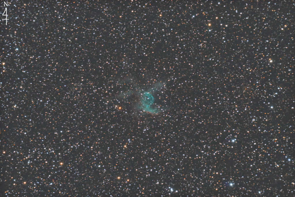 この天体写真は2021年11月05日に撮影した「おおいぬ座」にあるトールの兜星雲（NGC2359/Sh2-298）と言う散光星雲です。焦点距離は1157mm。