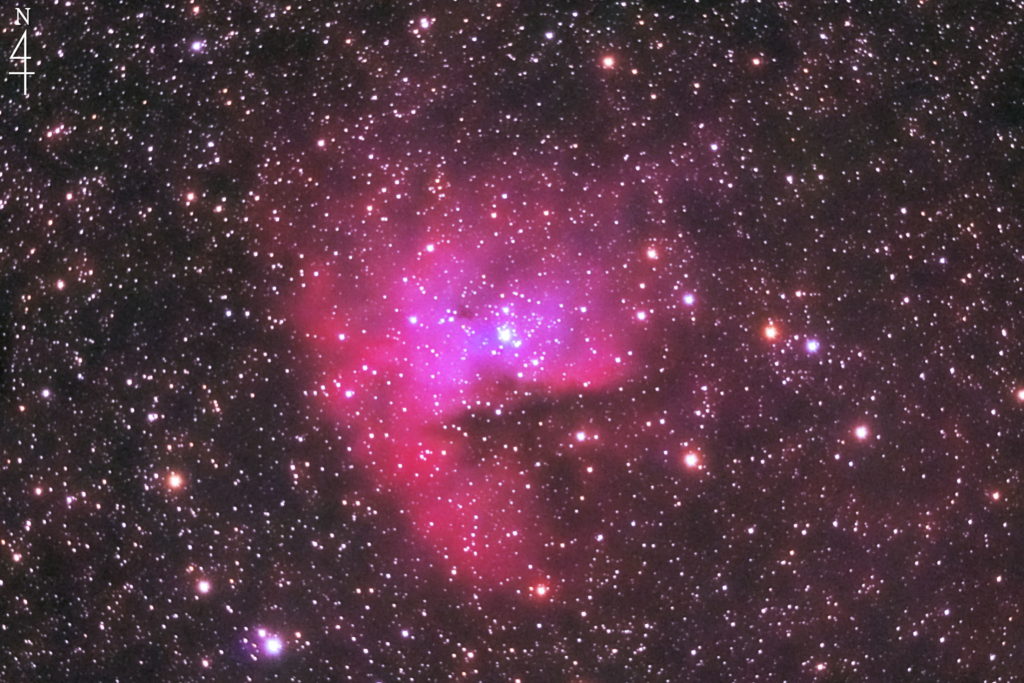 この天体写真は2020年08月17日に撮影したカシオペア座にあるパックマン星雲（NGC281/Sh2-184）と言う散光星雲です。焦点距離は1987mm。