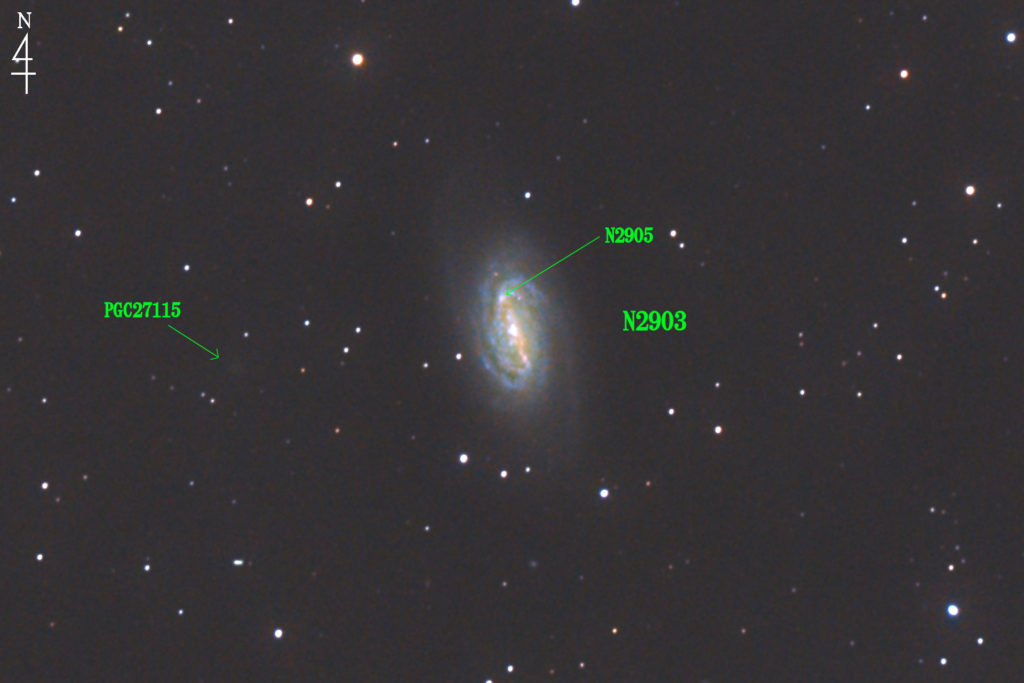 この天体写真は2020年03月20日に撮影した「しし座」にあるNGC2903（棒渦巻銀河）とNGC2905（星雲）です。焦点距離は3158mm。左横の小さな銀河はPGC27115です。