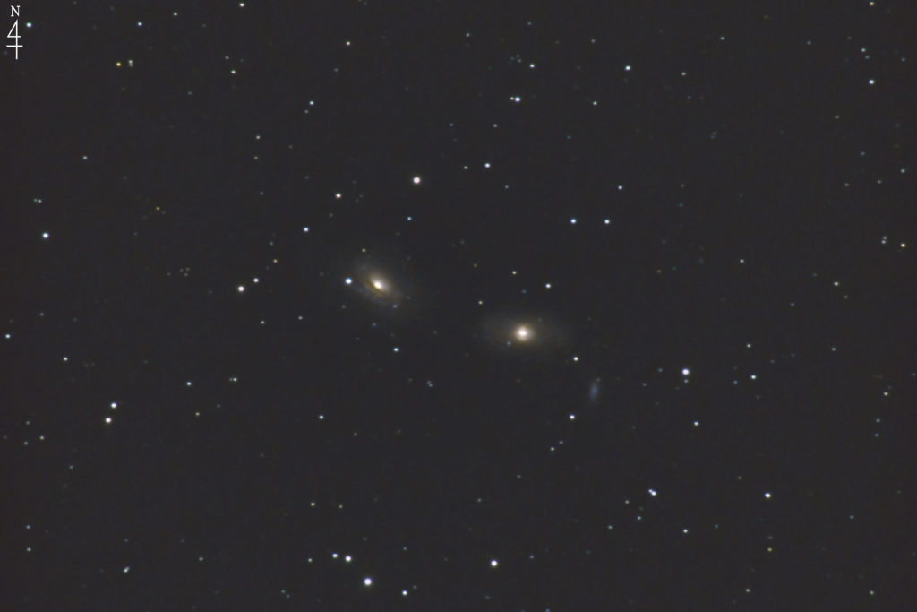 この天体写真は2022年04月08日に撮影した「ろくぶんぎ座」にあるNGC3166（左）とNGC3169（右）と言う渦巻銀河です。右の凄く小さな銀河はNGC3165です。焦点距離は2586mm。