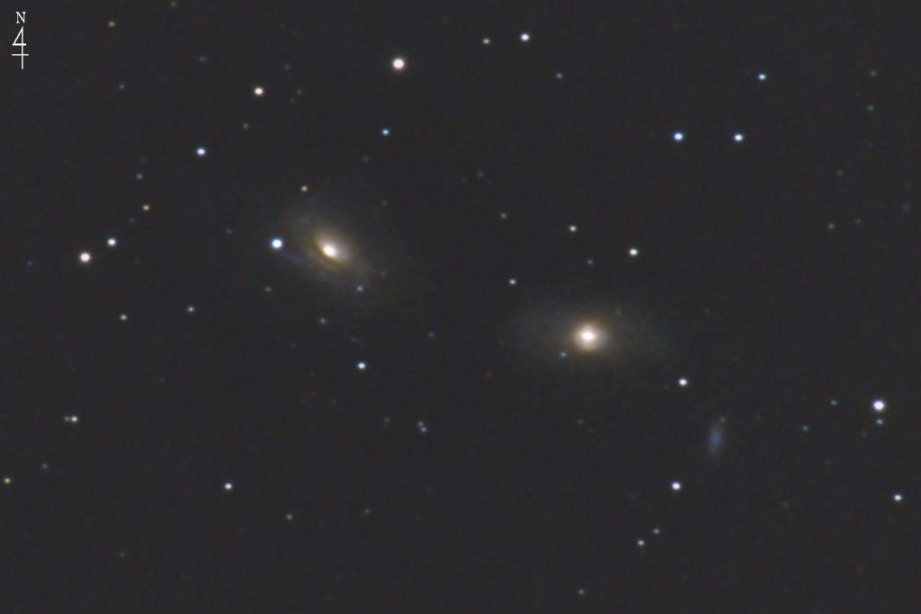 この天体写真は2022年04月08日に撮影した「ろくぶんぎ座」にあるNGC3166（左）とNGC3169（右）と言う渦巻銀河です。右の凄く小さな銀河はNGC3165です。焦点距離は4597mm。