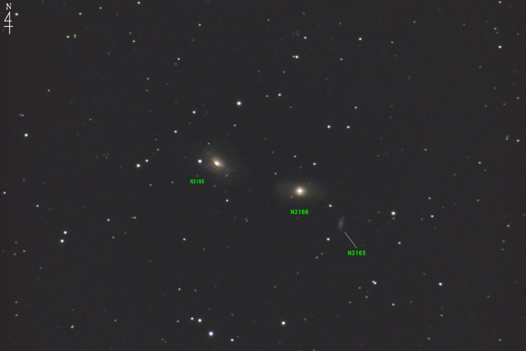 NGC3169＋NGC3166の位置がわかる拡大写真星図です。 右下の小さな銀河はNGC3165。 焦点距離は2586mm。