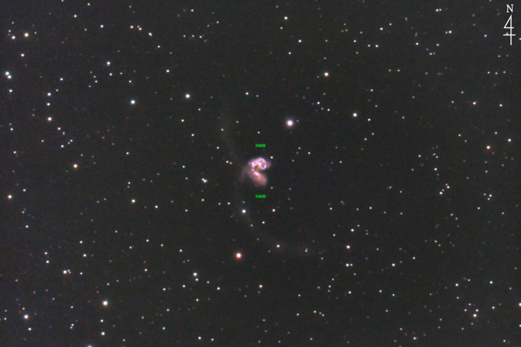 この天体写真は2020年04月25日に撮影した「からす座」にあるアンテナ銀河（NGC4038＋NGC4039）と言う衝突銀河です。焦点距離は2225mm。