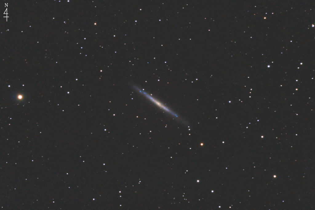 この天体写真は2022年03月27日に撮影した「りょうけん座」にある銀の針銀河（NGC4244）と言う横向きの渦巻銀河です。焦点距離は1618mm。