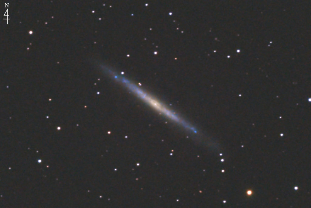 この天体写真は2022年03月27日に撮影した「りょうけん座」にある銀の針銀河（NGC4244）と言う横向きの渦巻銀河です。焦点距離は3560mm。