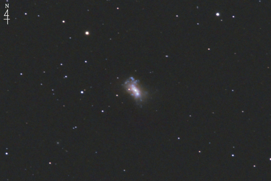 この天体写真は2022年04月04日に撮影した「りょうけん座」にあるNGC4449と言う不規則銀河です。焦点距離は3550mm。