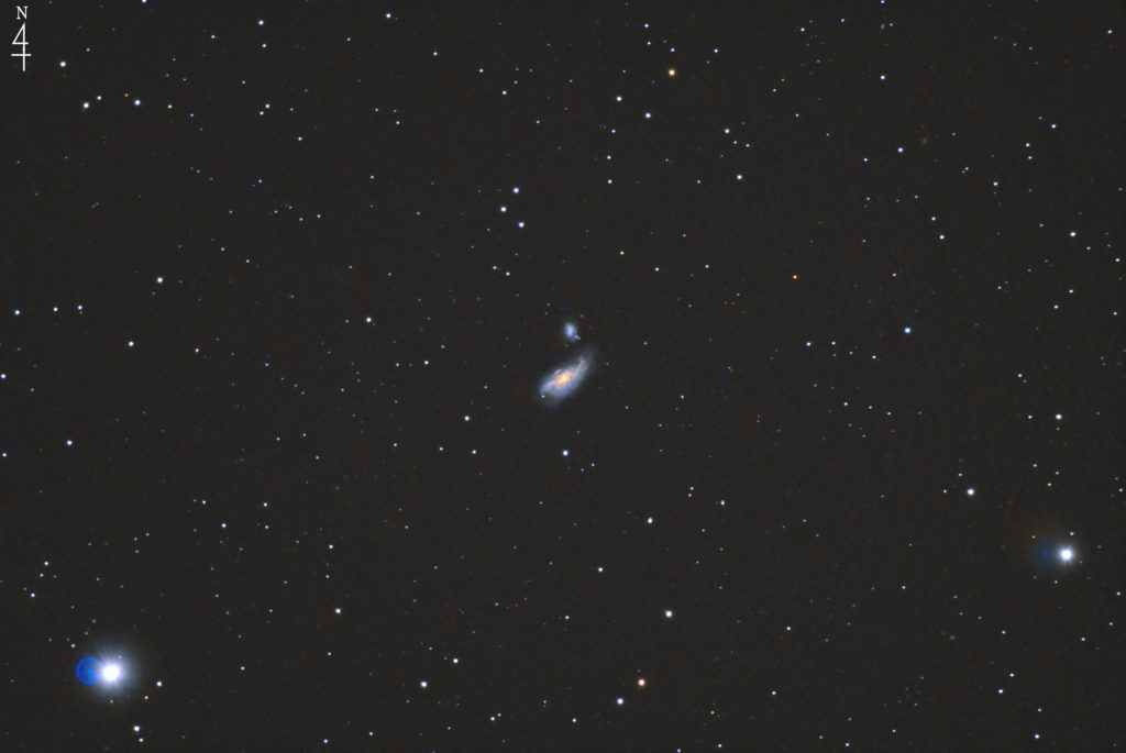 この棒渦巻銀河の天体写真は2022年04月04日20時07分42秒から撮影した「りょうけん座」にある「まゆ星雲（NGC4490）」と言う天体です。上部には伴銀河であるNGC4485（不規則銀河）が写っています。使用機材はミード「LXD-55」（口径15cm/F5/シュミットニュートン式反射望遠鏡）と一眼レフカメラのリコー「PENTAX KP」及びKenko「スターリーナイトフィルター」。ISO25600/F5/露出30秒/119枚加算平均コンポジット。焦点距離はフルサイズ換算約1483mmです。