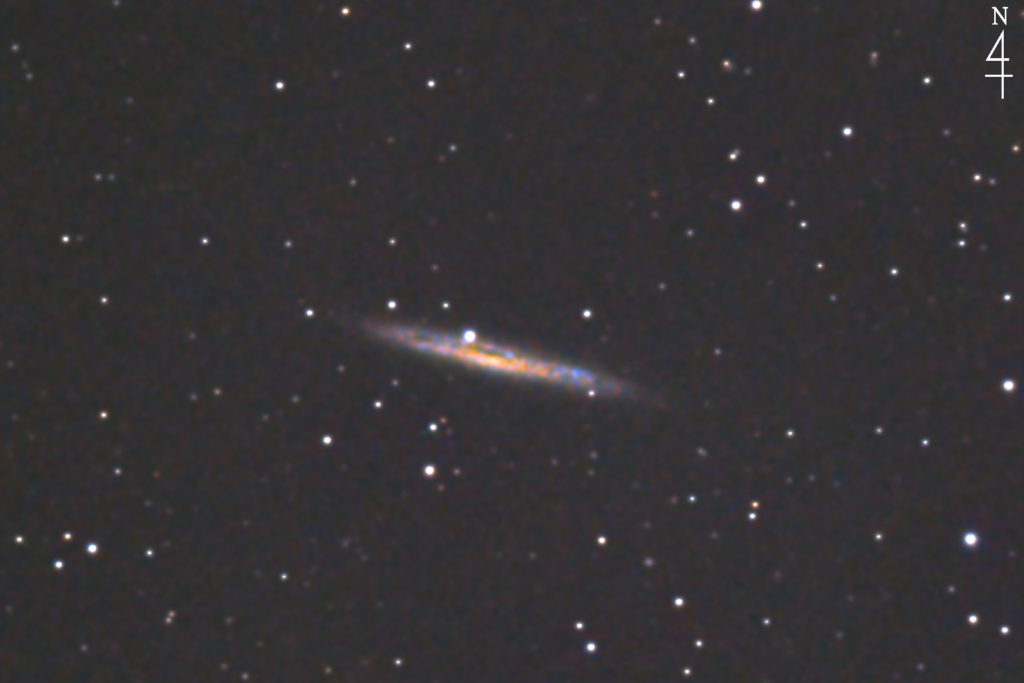 この天体写真は2020年04月25日に撮影した「おとめ座」にあるNGC4517（星の王冠）と言う渦巻銀河です。焦点距離は3587mm。