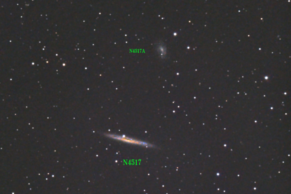 この天体写真は2020年04月25日に撮影した「おとめ座」にあるNGC4517（星の王冠）と言う渦巻銀河です。上部にはNGC4517Aと言う渦巻銀河も写っています。焦点距離は2370mm。