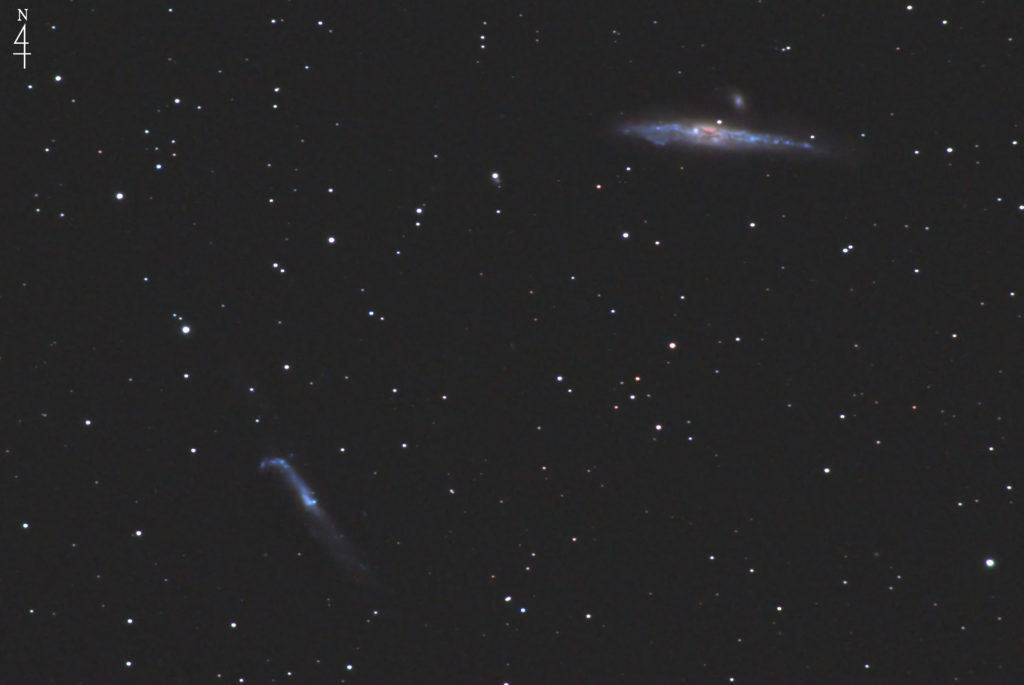 この天体写真は2022年04月04日に撮影した「りょうけん座」にあるくじら銀河（NGC4631）とホッケースティック銀河（NGC4656＋NGC4657）です。焦点距離は1987mm。
