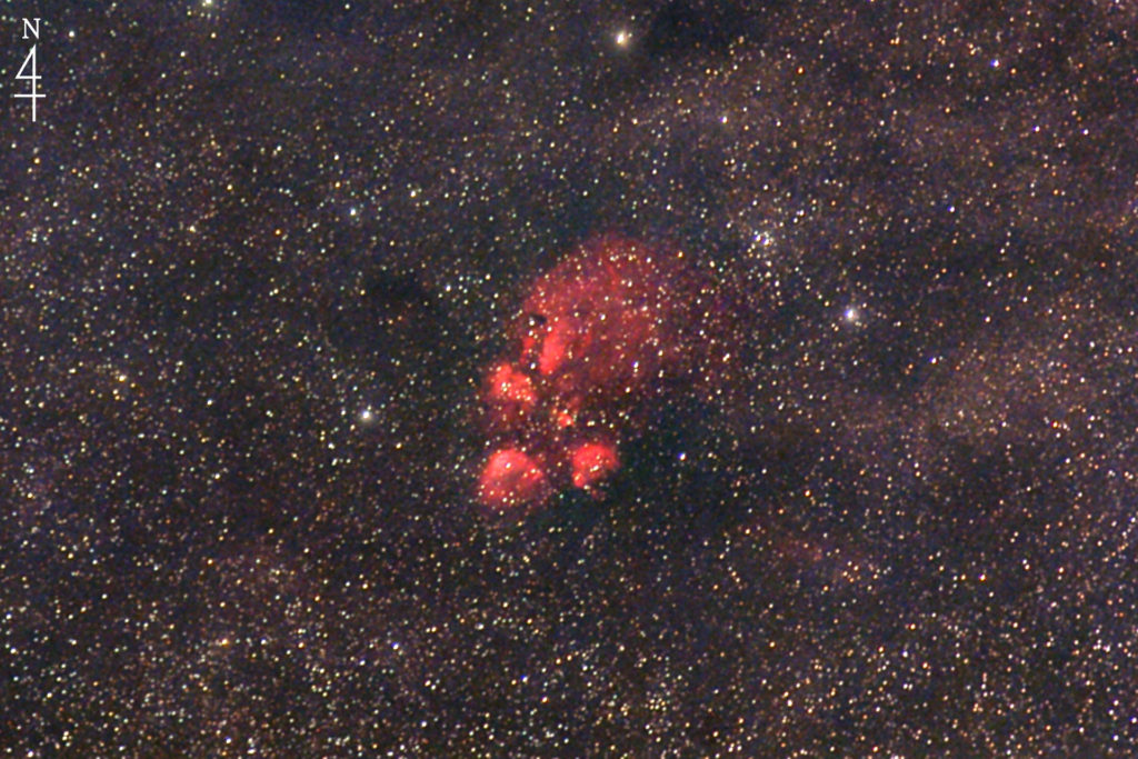この天体写真は2020年4月30日に撮影した「さそり座」にあるNGC6334（Sh2-8/出目金星雲/猫の手星雲）と彼岸花星雲（NGC6357/Sh2-11）と言う輝線星雲です。焦点距離は656mm。