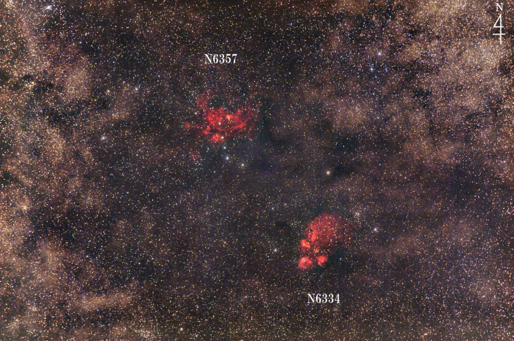 この天体写真は2020年4月30日に撮影した「さそり座」にあるNGC6334（Sh2-8/出目金星雲/猫の手星雲）と彼岸花星雲（NGC6357/Sh2-11）と言う輝線星雲です。焦点距離は300mm。