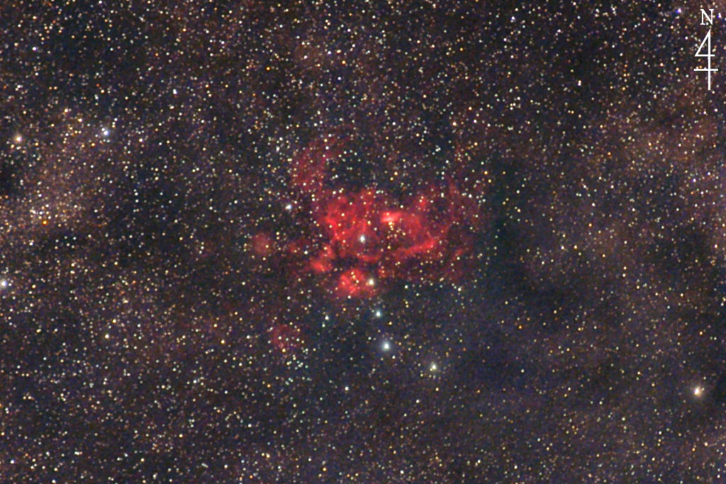 この天体写真は2020年4月30日に撮影した「さそり座」にある彼岸花星雲（NGC6357/Sh2-11）と言う散光星雲です。焦点距離は656mm。