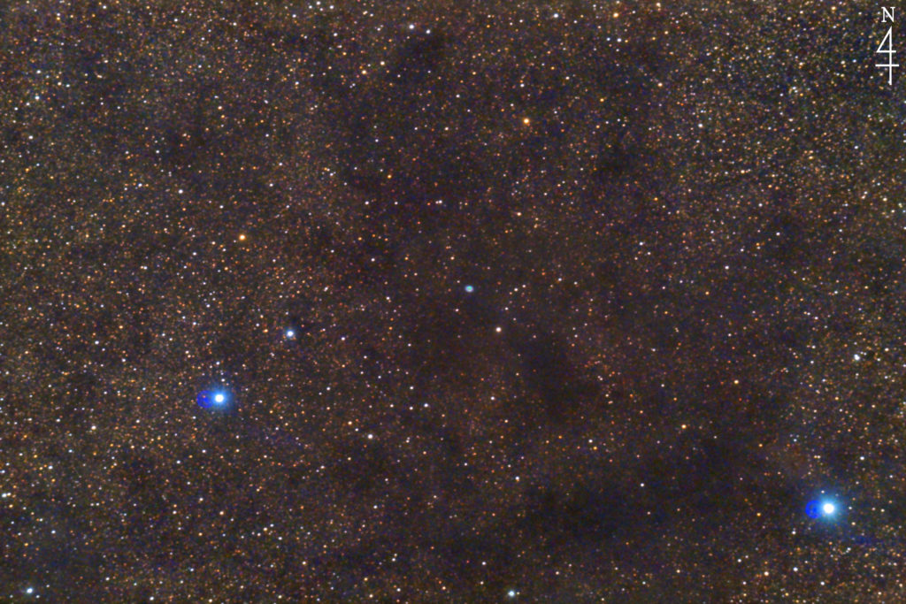 この天体写真は2020年5月29日に撮影した「へびつかい座」にあるNGC6369（小さな幽霊星雲）と言う惑星状星雲です。焦点距離は1182mm。