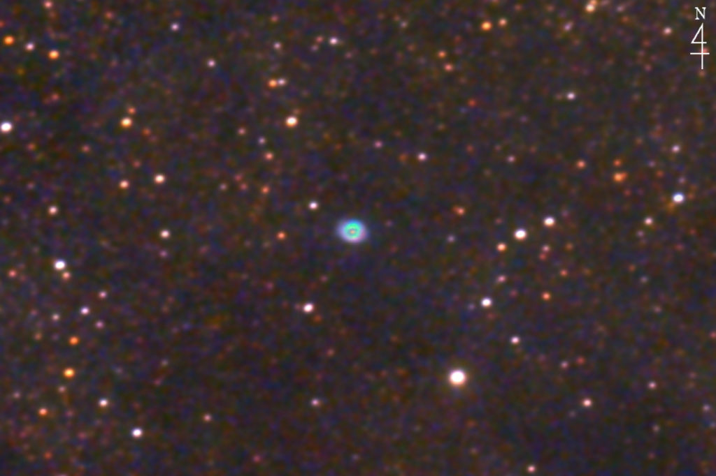 この天体写真は2020年5月29日に撮影した「へびつかい座」にあるNGC6369（小さな幽霊星雲）と言う惑星状星雲です。焦点距離は5381mm。
