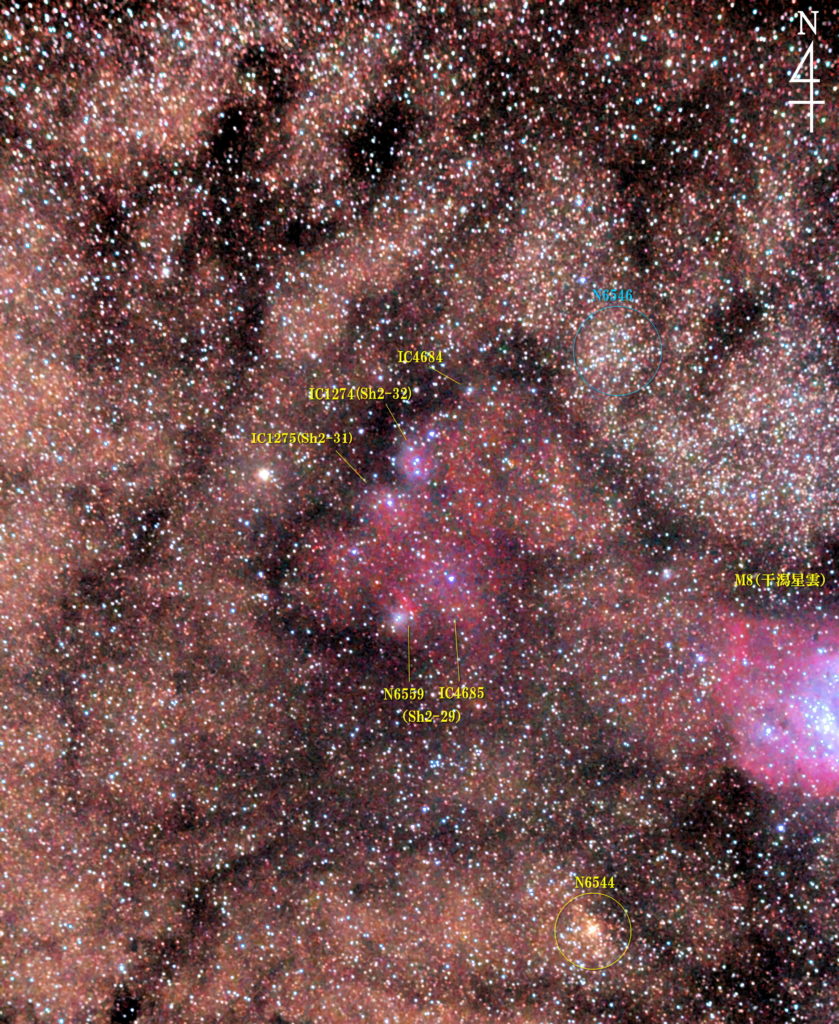 この天体写真は2020年05月30日に撮影した「いて座」にあるナックルダスター星雲（NGC6559付近）と言う散光星雲です。焦点距離は620mm。「NGC6559＋IC4685（Sh2-29）＋IC1274（Sh2-31）＋IC1275（Sh2-32）＋IC4685」で構成されています。北西には散開星団NGC6546、南南西には球状星団NGC6544、西にはM8（干潟星雲）が写っています。