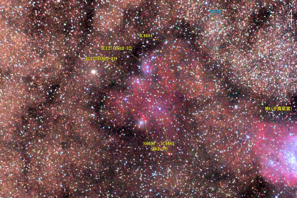 この天体写真は2020年05月30日に撮影した「いて座」にあるナックルダスター星雲（NGC6559付近）と言う散光星雲です。焦点距離は758mm。「NGC6559＋IC4685（Sh2-29）＋IC1274（Sh2-31）＋IC1275（Sh2-32）＋IC4685」で構成されています。北西には散開星団NGC6546西にはM8（干潟星雲）が写っています。