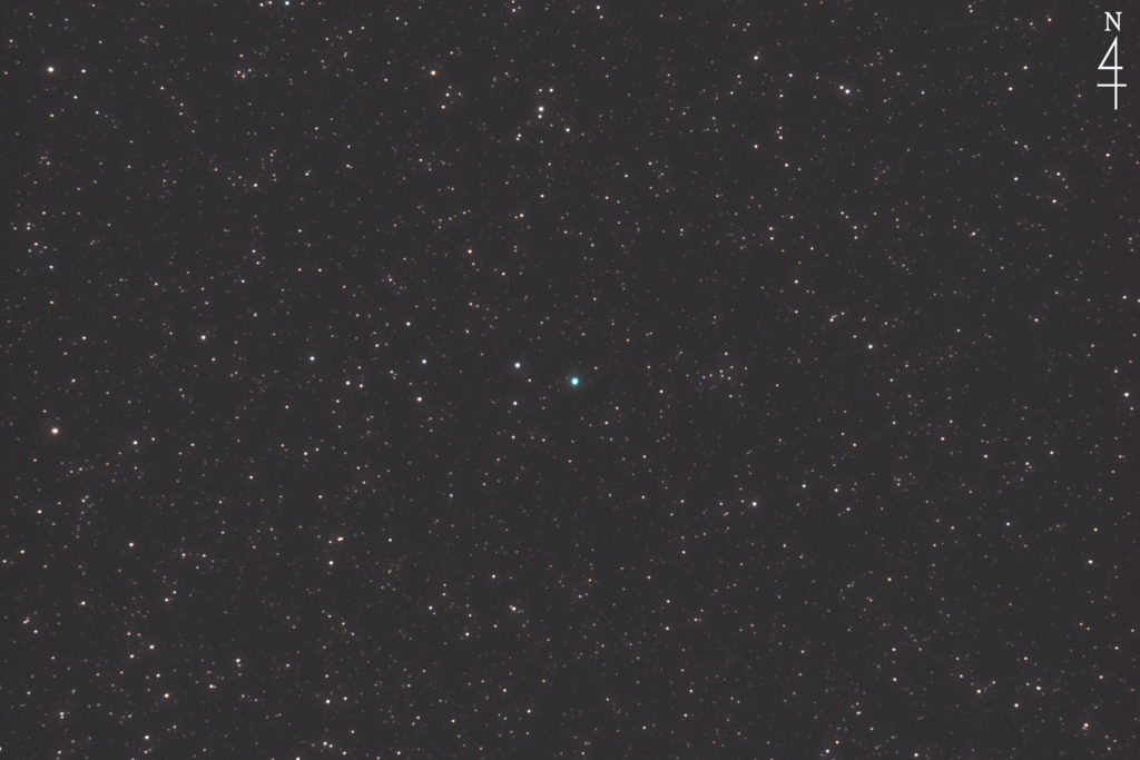 この天体写真は2020年04月26日に撮影した「へびつかい座」にあるNGC6572（エメラルド星雲）と言う惑星状星雲です。焦点距離は1770mm。