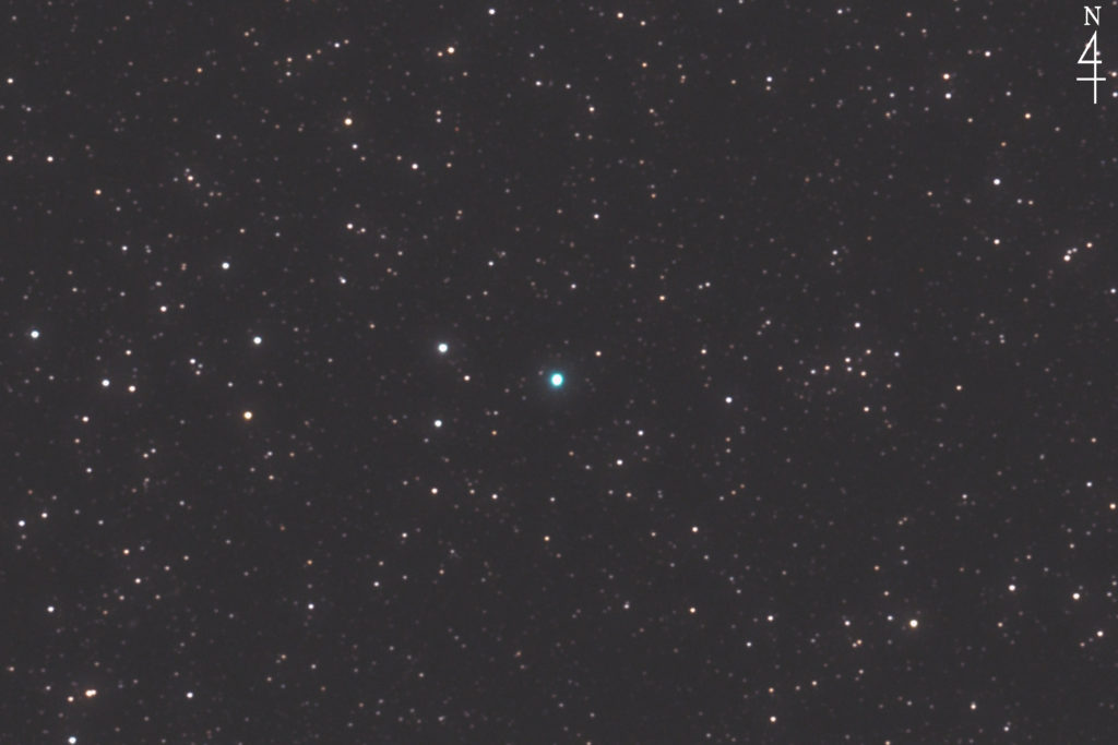 この天体写真は2020年04月26日に撮影した「へびつかい座」にあるNGC6572（エメラルド星雲）と言う惑星状星雲です。焦点距離は3587mm。