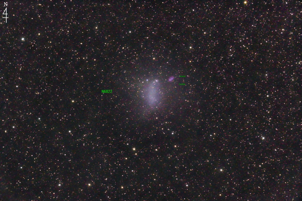 この天体写真は2020年05月30日に撮影した「いて座」にあるバーナード銀河（NGC6822）と言う不規則銀河です。北西（右上）に隣接する不規則銀河はP63600とP63596です。焦点距離は1206mm。