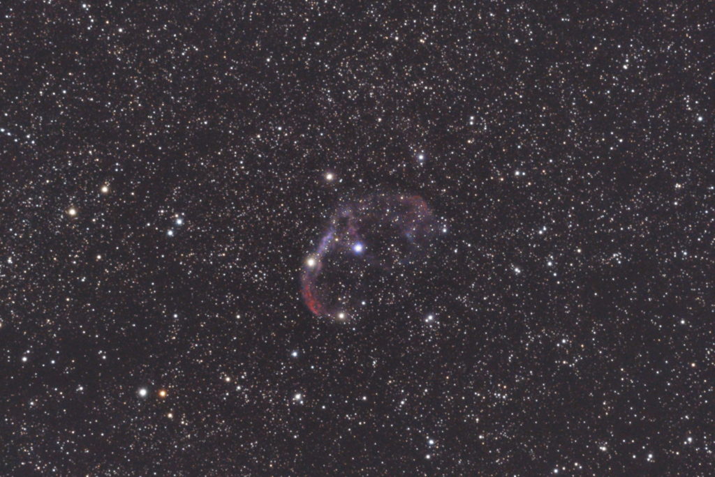 この天体写真は2017年09月24日に撮影した「はくちょう座」にある三日月星雲（NGC6888/Sh2-105）と言う散光星雲です。焦点距離は1528mm。