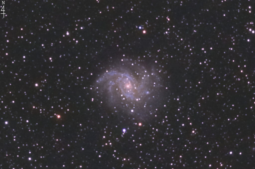 この天体写真は2020年10月20日に撮影したケフェウス座にあるNGC6946（花火銀河）と言う中間渦巻銀河です。焦点距離は3587mm。