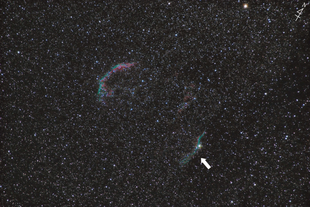 この天体写真は2021年09月09日に撮影。右下がNGC6960（魔女のほうき/網状星雲西側）で左上がNGC6992（網状星雲東側）で全体がSh2-103（はくちょう座ループ）です。焦点距離は310mm。右上が天の北極