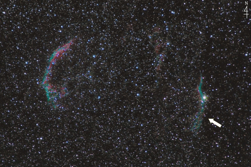 この天体写真は2021年09月09日に撮影。右下がNGC6960（魔女のほうき/網状星雲西側）で左上がNGC6992（網状星雲東側）で全体がSh2-103（はくちょう座ループ）です。焦点距離は524mm。右上が天の北極