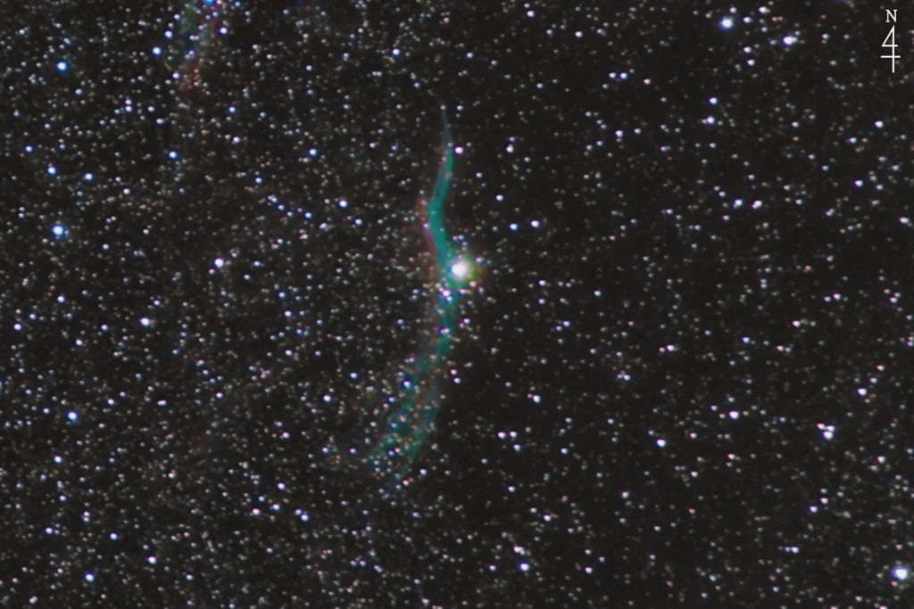 この天体写真は2021年09月09日に撮影した「はくちょう座」にあるNGC6960（魔女のほうき/網状星雲西側）と言う超新星の残骸です。焦点距離は870mm。