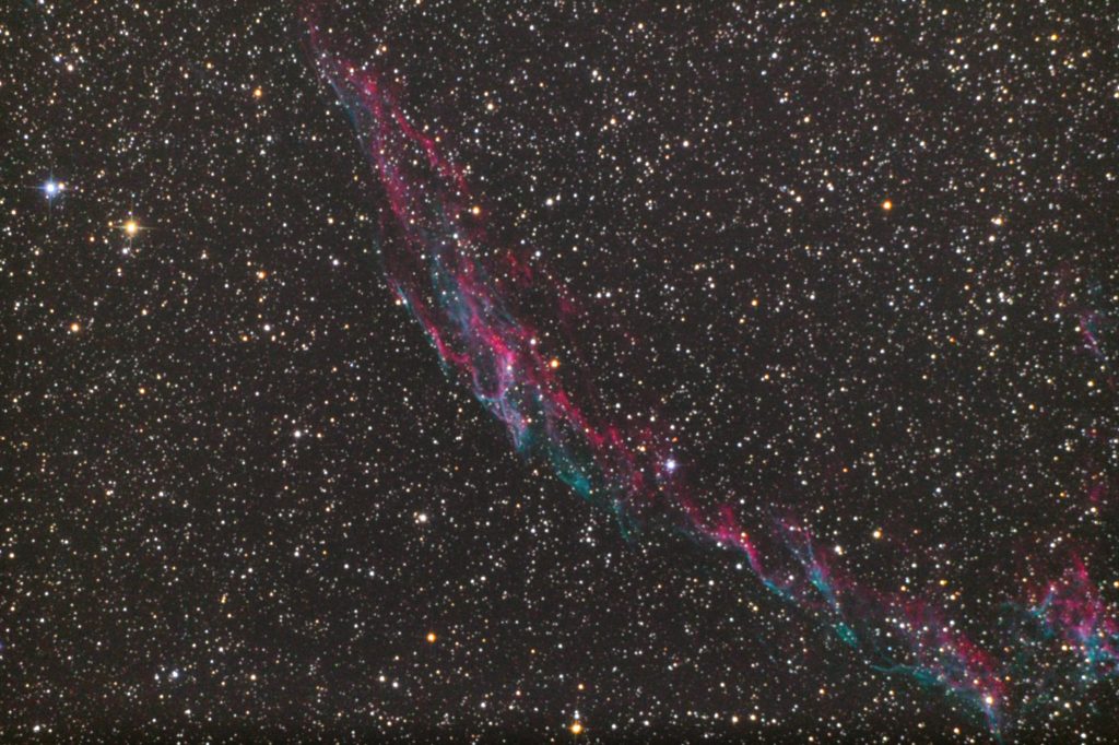 この天体写真は2013年8月14日に撮影した「はくちょう座」にある網状星雲東側（NGC6992＋NGC6995＋IC1340）と言う超新星の残骸です。焦点距離は1672mm。