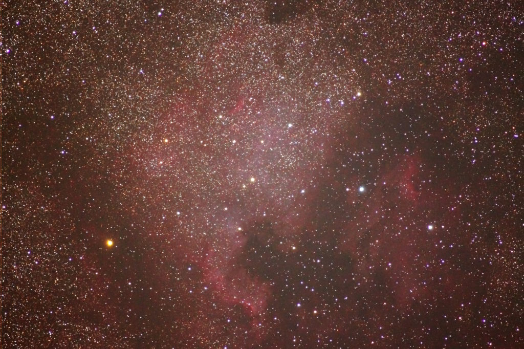 この天体写真は2014年07月22日に撮影した「はくちょう座」にある北アメリカ星雲（NGC7000/Sh2-117）と言う散光星雲です。右側にペリカン星雲（IC5067～IC5070）が写っています。焦点距離は480mm。